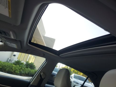 Used 2023 Toyota Camry SE image 18