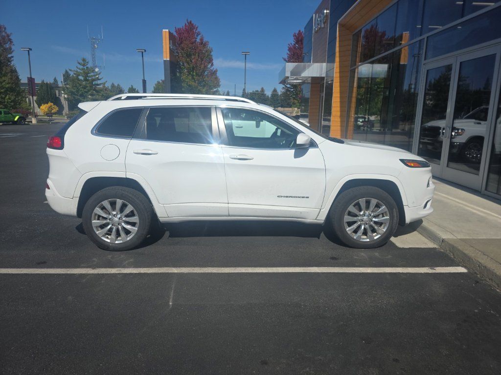 Used 2017 Jeep Cherokee Overland w/ Technology Group AWD/4WD image 2