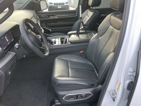 Used 2024 Jeep Wagoneer Series III w/ Premium Group I image 11