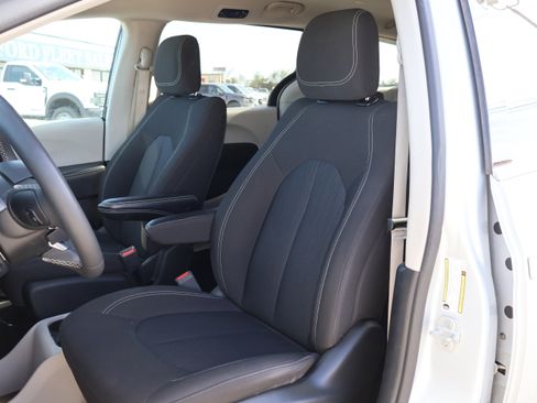 Used 2024 Chrysler Voyager LX image 15