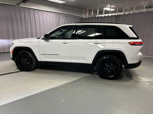 Used 2024 Jeep Grand Cherokee Altitude image 4