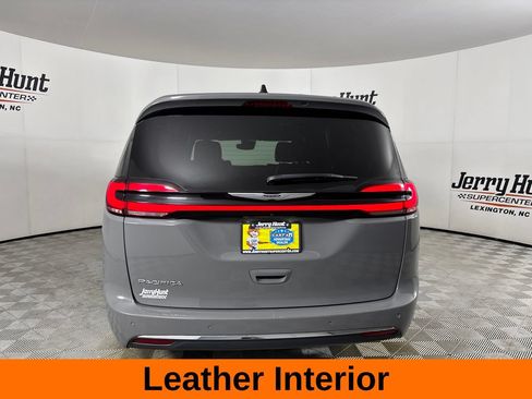 Used 2025 Chrysler Pacifica Select FWD image 7