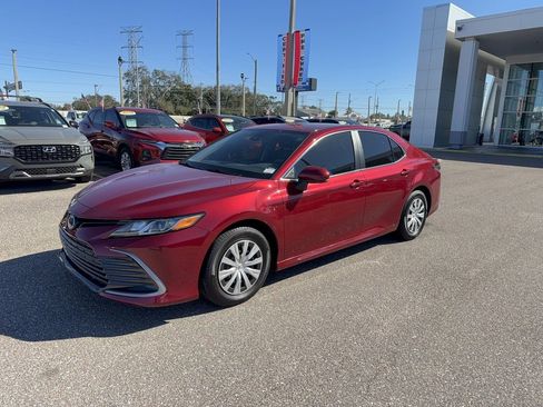 Used 2022 Toyota Camry LE image 2