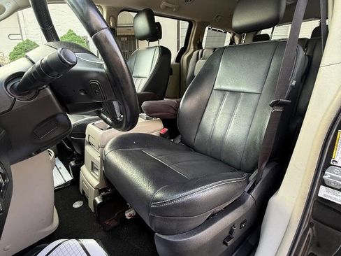 Used 2014 Chrysler Town & Country Touring FWD image 12