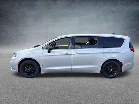 Used 2024 Chrysler Pacifica Touring-L FWD image 11