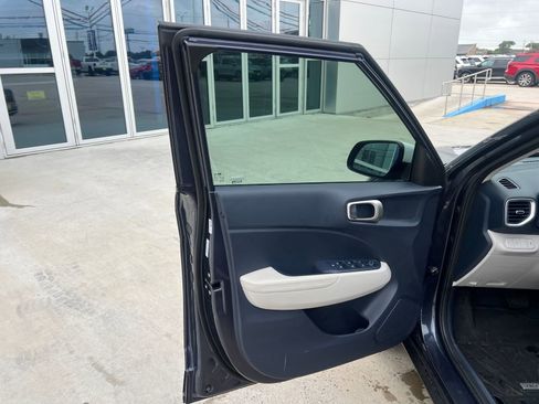 Used 2025 Hyundai Venue Limited FWD image 10