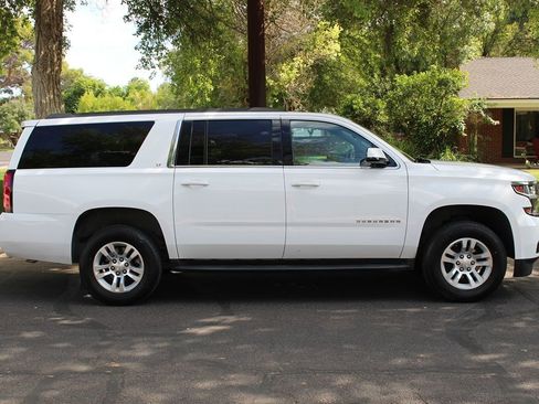 Used 2020 Chevrolet Suburban LT RWD image 3