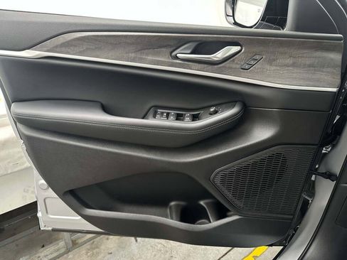 New 2025 Jeep Grand Cherokee Limited image 18