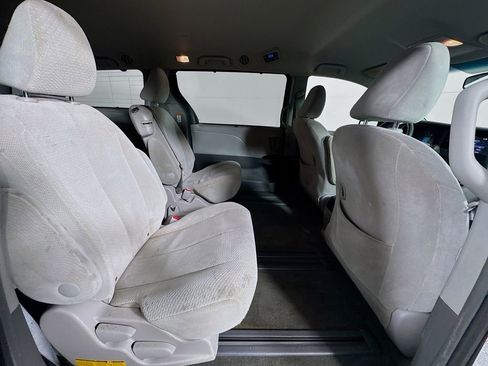Used 2015 Toyota Sienna LE image 32
