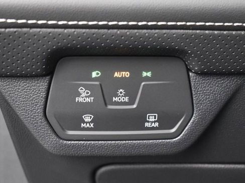 Used 2025 Volkswagen Atlas SE FWD image 19