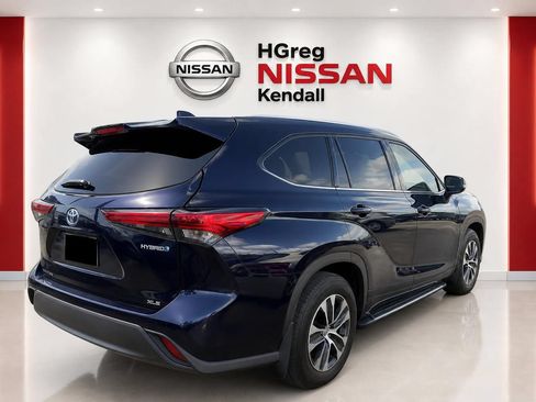 Used 2020 Toyota Highlander XLE AWD/4WD image 2