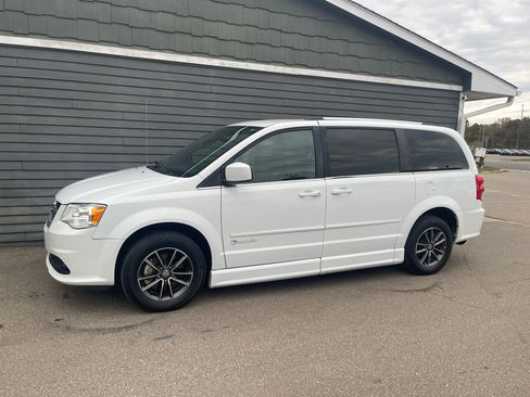 Used 2017 Dodge Grand Caravan SXT image 15