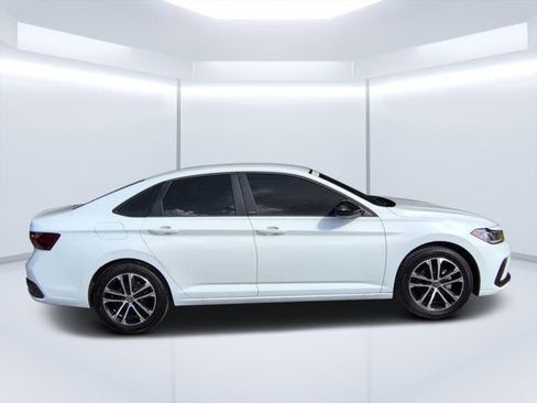 Used 2025 Volkswagen Jetta Sport FWD image 2