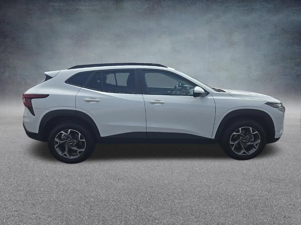 Certified 2025 Chevrolet Trax LT FWD image 2