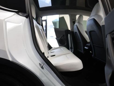 Used 2024 Tesla Model Y Long Range AWD/4WD image 39