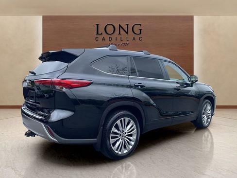 Used 2021 Toyota Highlander Platinum AWD/4WD image 3