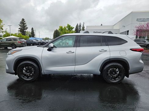 Used 2022 Toyota Highlander LE AWD/4WD image 3