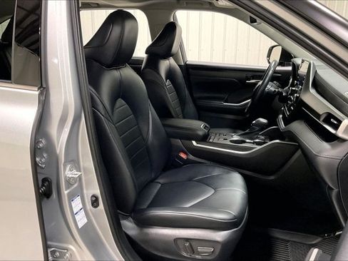 Used 2022 Toyota Highlander XLE AWD/4WD image 7