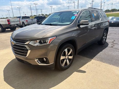 Used 2020 Chevrolet Traverse LT w/ LT Premium Package AWD/4WD image 1