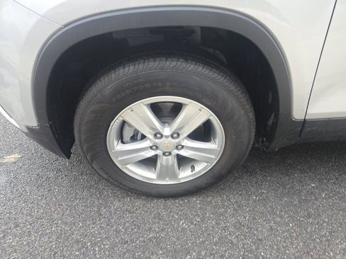 Used 2022 Chevrolet Trax LT w/ LT Convenience Package image 8