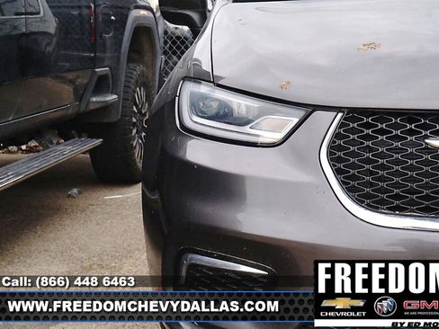 Used 2023 Chrysler Pacifica Touring-L FWD image 5
