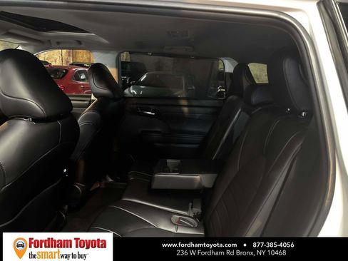 Used 2022 Toyota Highlander XLE AWD/4WD image 13