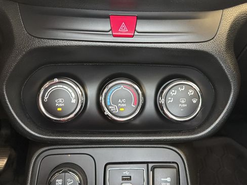 Used 2016 Jeep Renegade Trailhawk AWD/4WD image 28