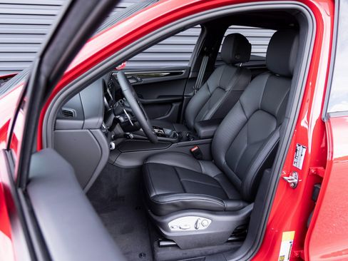 Certified 2025 Porsche Macan image 5