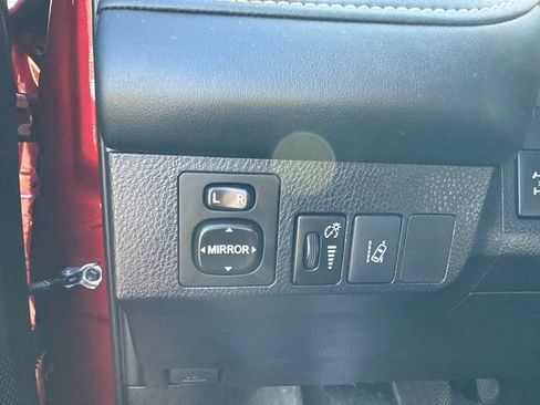 Used 2018 Toyota RAV4 Limited AWD/4WD image 15