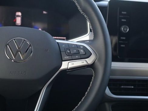 New 2026 Volkswagen Taos SE image 8