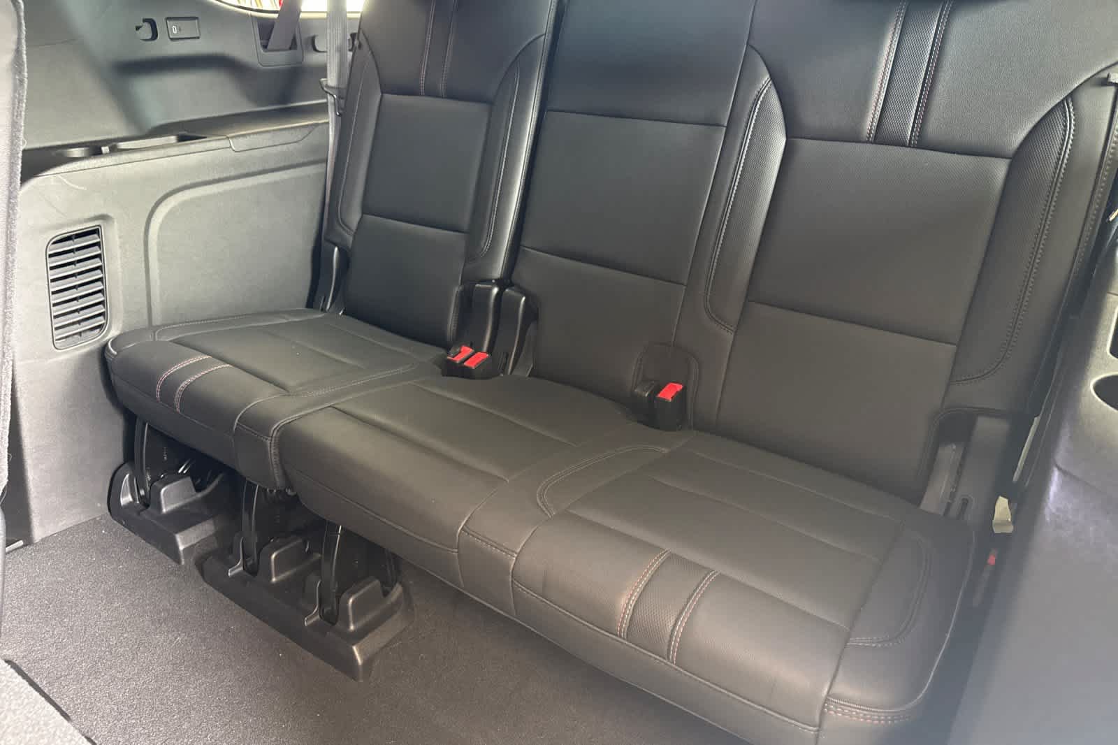 Used 2021 Chevrolet Suburban RST AWD/4WD image 16