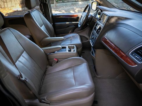 Used 2013 Chrysler Town & Country Touring-L w/ Driver Convenience Group FWD image 24