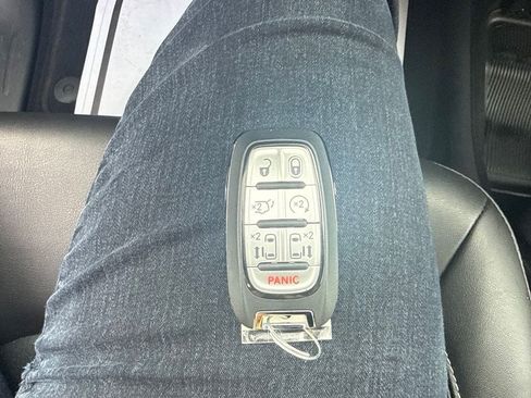 Used 2025 Chrysler Pacifica Select FWD image 33