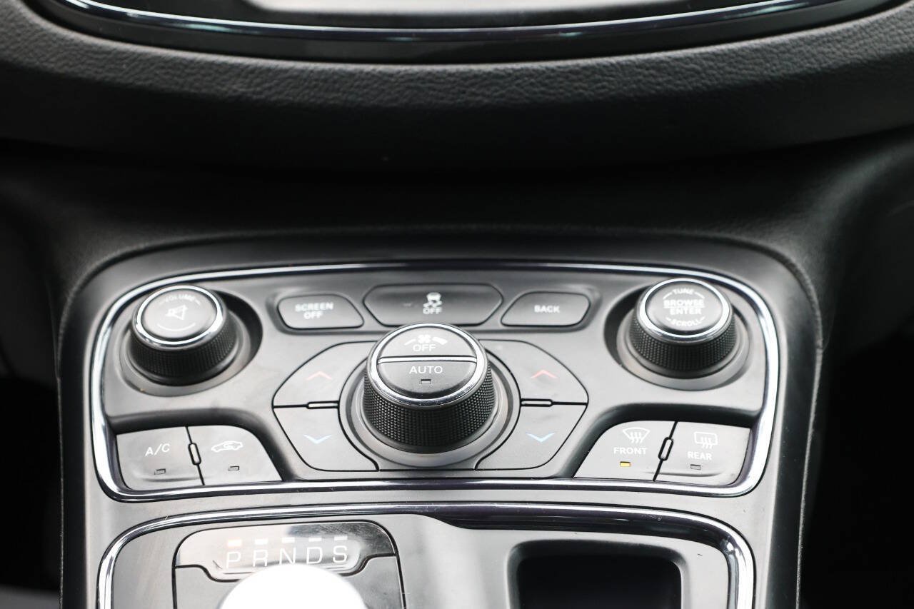 Used 2015 Chrysler 200 S w/ Navigation & Sound Group I FWD image 21
