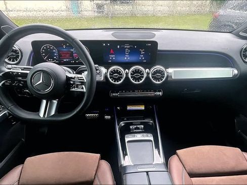 Used 2025 Mercedes-Benz GLB 250 image 4