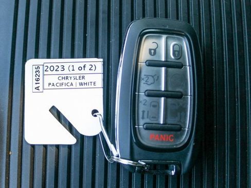 Used 2023 Chrysler Pacifica Limited w/ S Appearance Package image 36