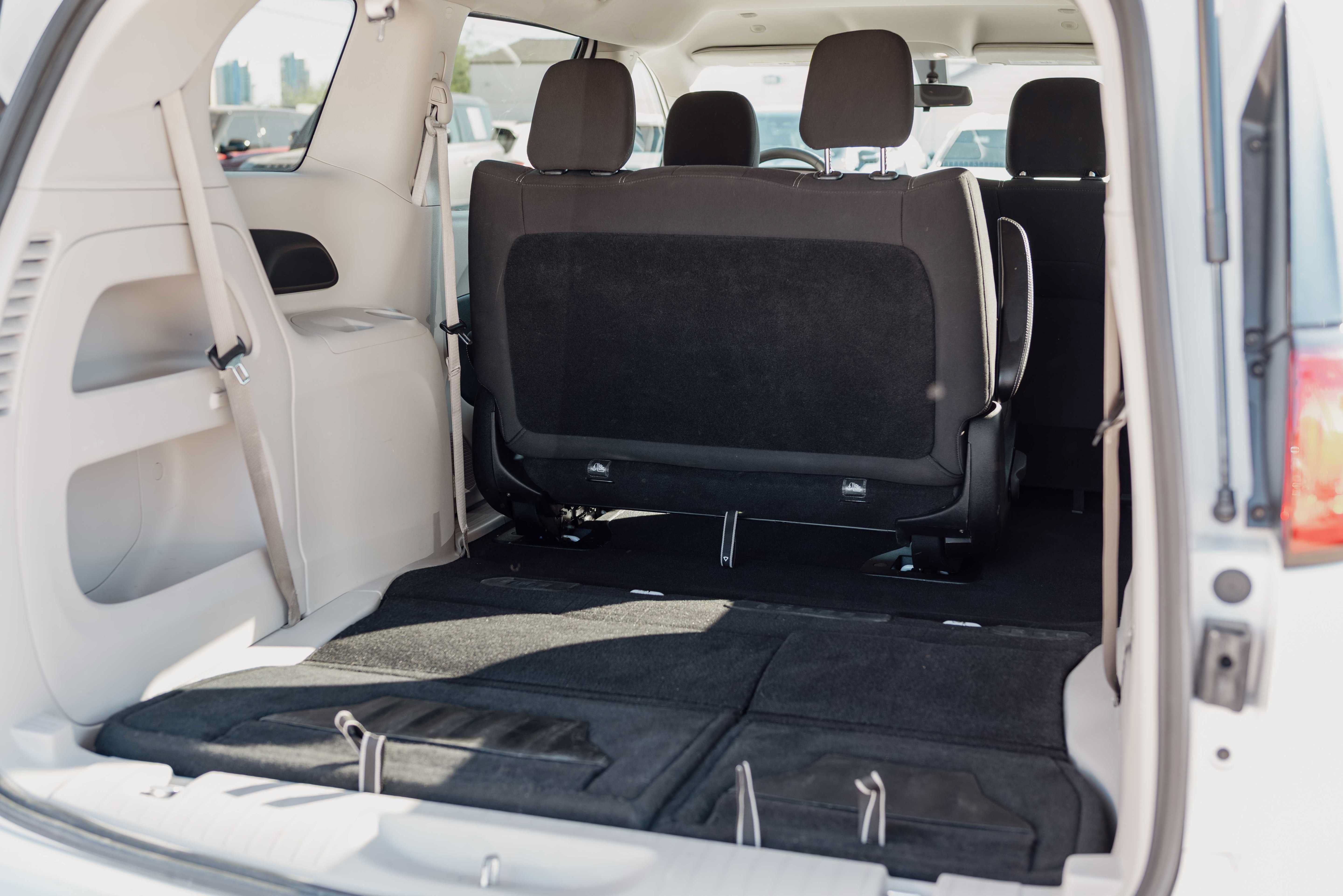Used 2022 Chrysler Voyager LX FWD image 11