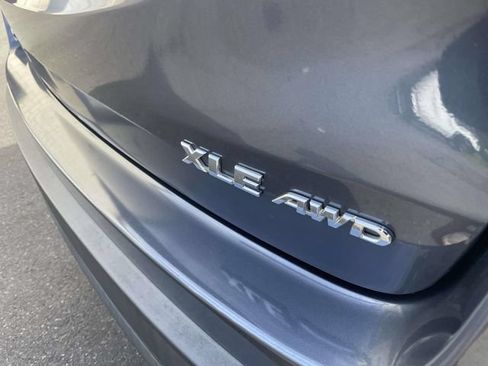 Used 2018 Toyota Highlander XLE AWD/4WD image 9