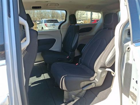 Used 2023 Chrysler Voyager LX image 12