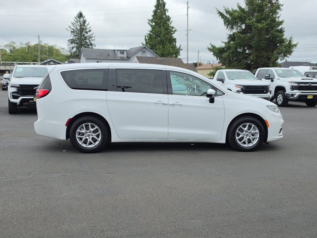 Used 2023 Chrysler Pacifica Touring-L FWD image 7