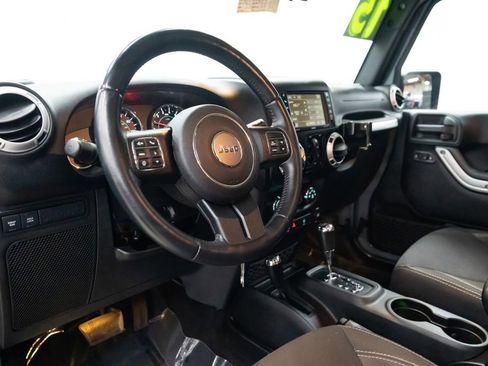 Used 2015 Jeep Wrangler Unlimited Rubicon w/ Connectivity Group AWD/4WD image 20