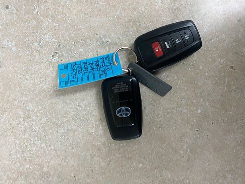 Used 2021 Toyota Camry LE image 27