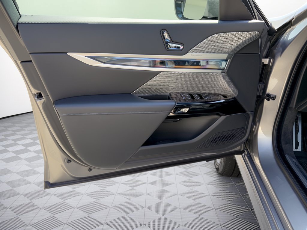 Certified 2024 BMW i7 xDrive60 w/ Executive Package AWD/4WD image 14