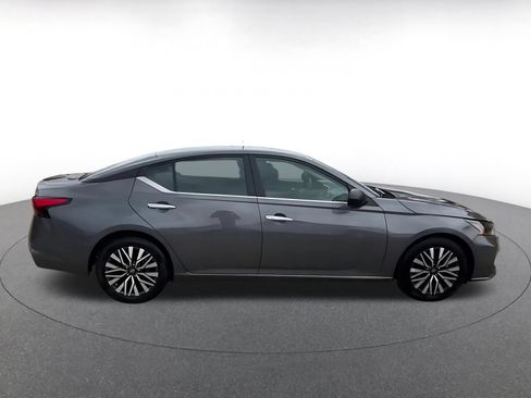 Used 2025 Nissan Altima 2.5 SV FWD image 16