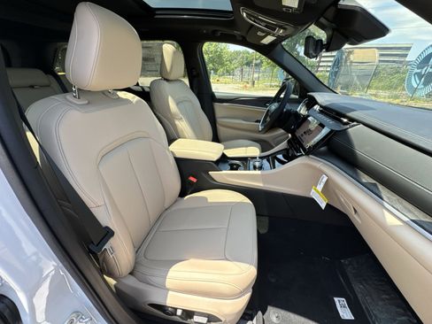 New 2026 Jeep Grand Cherokee Limited w/ Luxury Tech Group II AWD/4WD image 27