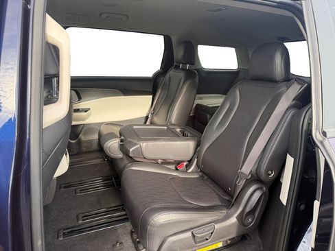 Used 2024 Kia Carnival LX image 16