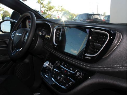 New 2026 Chrysler Pacifica Select image 30