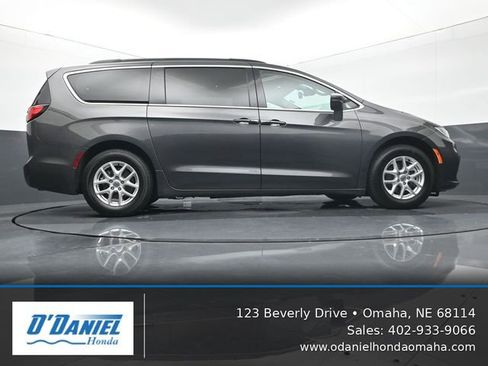 Used 2022 Chrysler Pacifica Touring-L FWD image 13