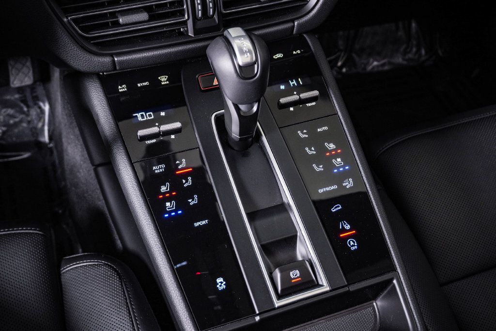 Certified 2026 Porsche Macan AWD/4WD image 24
