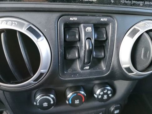Used 2014 Jeep Wrangler Unlimited Rubicon w/ Connectivity Group AWD/4WD image 15